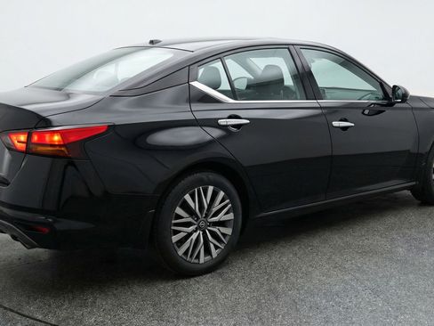 Used 2025 Nissan Altima 2.5 SV FWD image 9