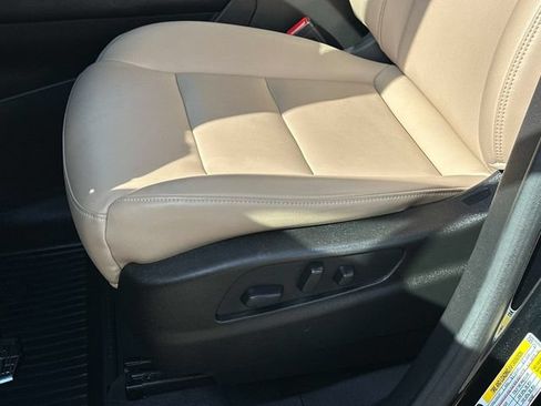 Used 2024 Cadillac XT4 Luxury w/ Cold Weather Package AWD/4WD image 17