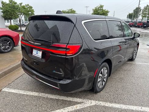Used 2023 Chrysler Pacifica Touring-L FWD image 24