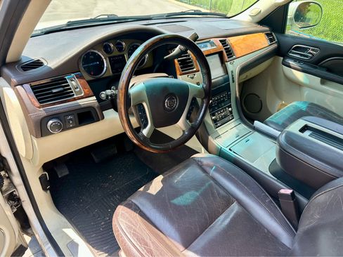 Used 2012 Cadillac Escalade Platinum RWD image 10
