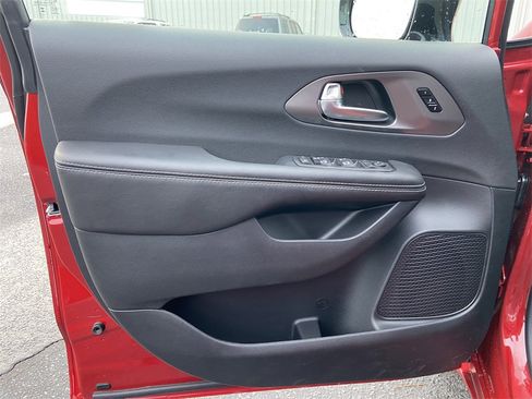 New 2026 Chrysler Pacifica Select image 12