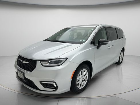 Used 2024 Chrysler Pacifica Touring-L FWD image 3