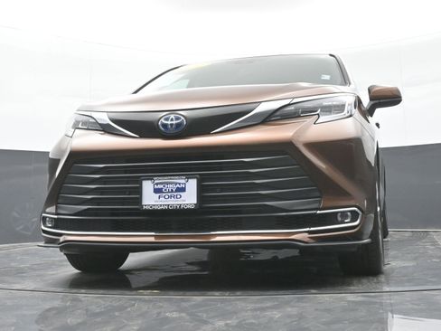 Used 2022 Toyota Sienna XLE image 41