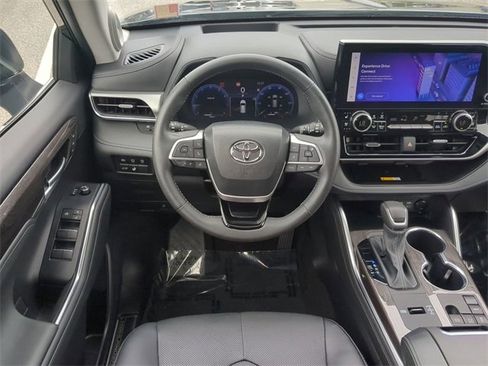 Used 2024 Toyota Highlander Platinum image 16