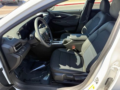 Certified 2025 Buick Envista Preferred image 22