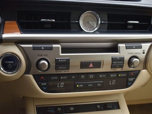 Used 2014 Lexus ES 300h w/ Luxury Package w/Bamboo Trim FWD image 12