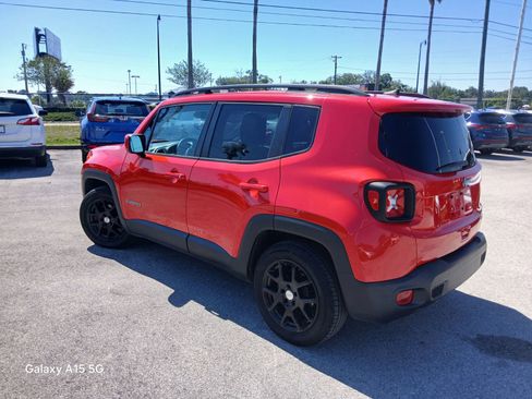 Used 2019 Jeep Renegade Latitude FWD image 4