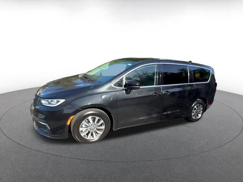 Used 2023 Chrysler Pacifica Touring-L FWD image 8