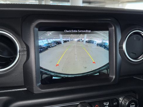 Used 2023 Jeep Wrangler Unlimited Sahara AWD/4WD image 27
