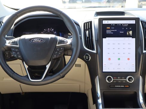 Used 2024 Ford Edge Titanium image 14