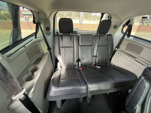 Used 2011 Chrysler Town & Country Touring-L w/ Entertainment Group #2 FWD image 12