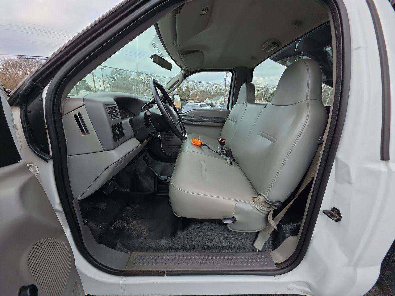 Used 2004 Ford F550 4x4 Regular Cab Super Duty image 3