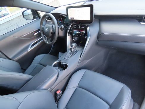 Used 2024 Toyota Venza XLE image 17