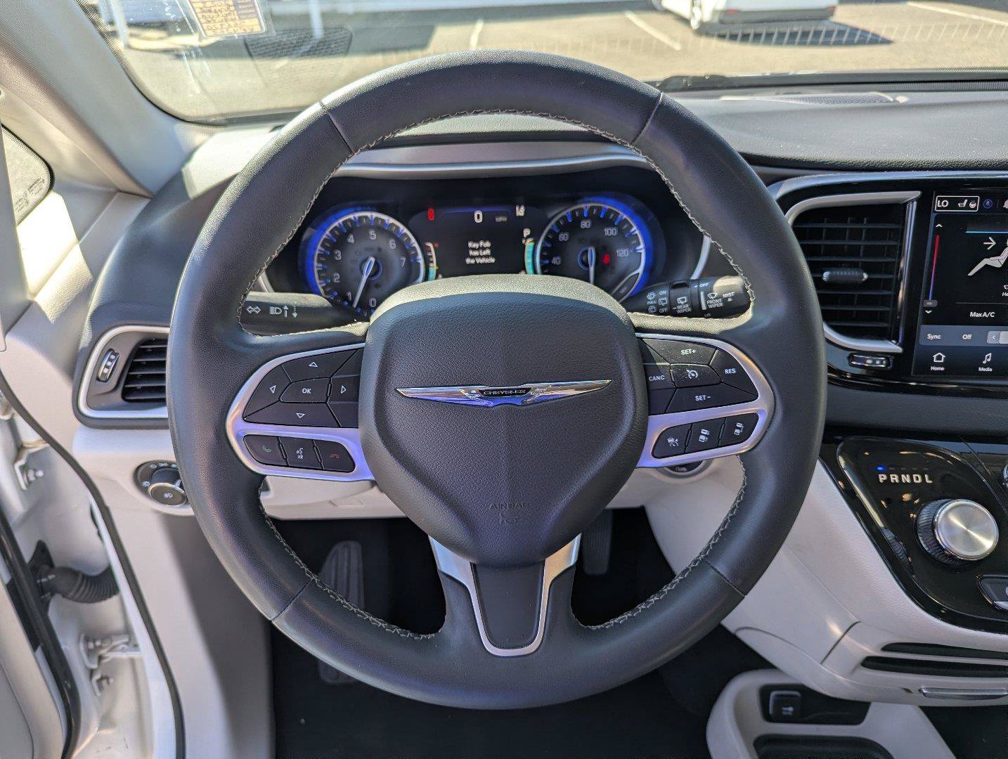 Used 2023 Chrysler Pacifica Touring-L FWD image 13