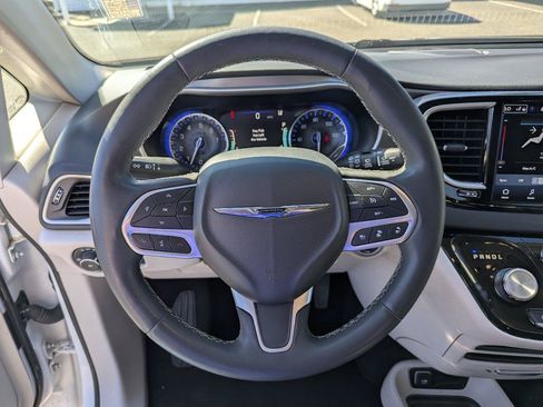 Used 2023 Chrysler Pacifica Touring-L FWD image 13