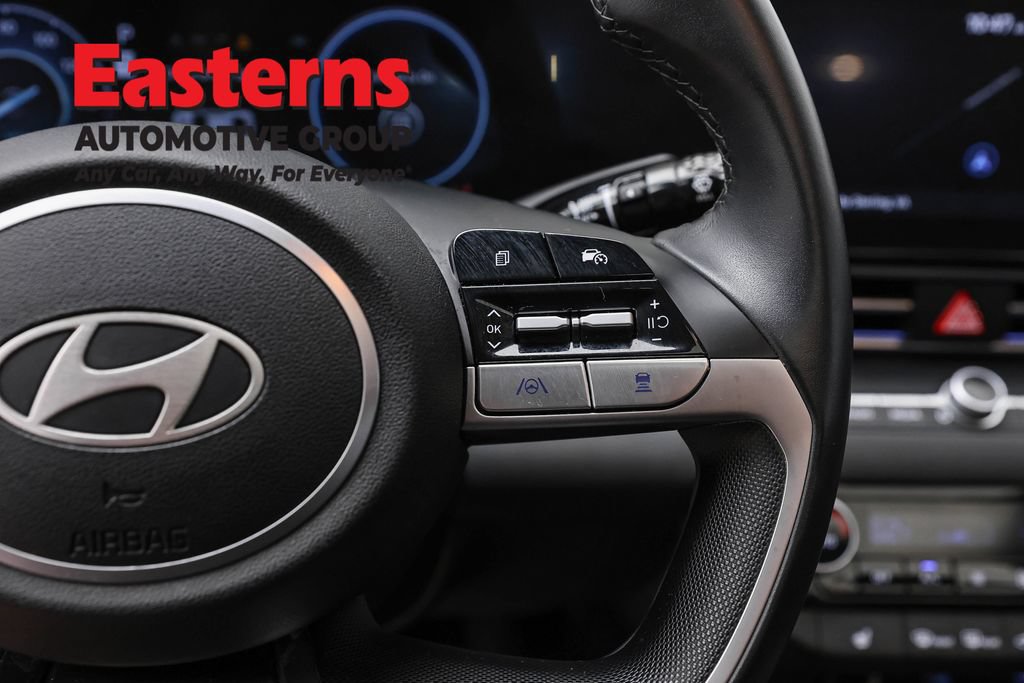 Used 2025 Hyundai Elantra SEL FWD image 17