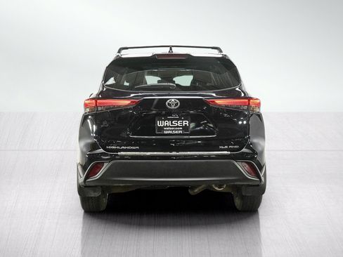 Used 2022 Toyota Highlander XLE AWD/4WD image 4