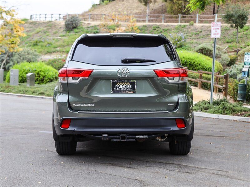 Used 2017 Toyota Highlander LE AWD/4WD image 4