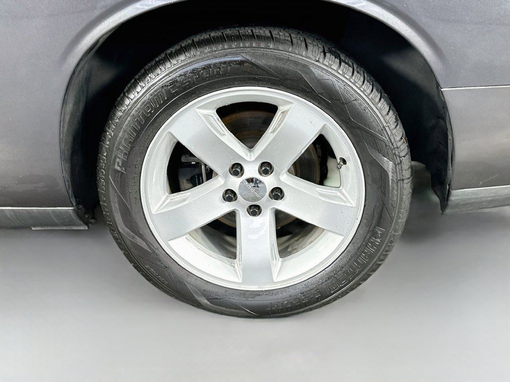 Used 2013 Dodge Challenger SXT RWD image 31