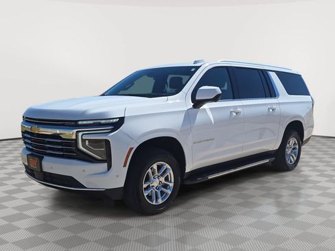 Used 2025 Chevrolet Suburban LT AWD/4WD image 3