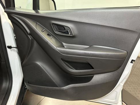 Used 2019 Chevrolet Trax LT w/ LT Convenience Package image 37