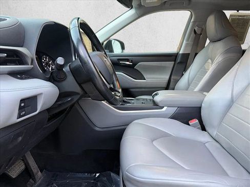 Used 2021 Toyota Highlander XLE FWD image 13