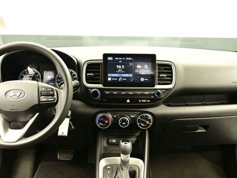 Used 2022 Hyundai Venue SE image 10