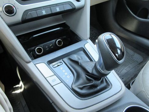 Used 2017 Hyundai Elantra SE FWD image 27