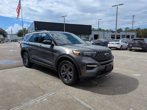 Used 2022 Ford Explorer XLT w/ Equipment Group 202A image 2