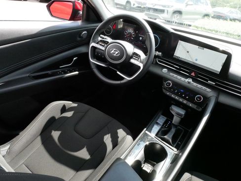 Used 2023 Hyundai Elantra SEL w/ Convenience Package FWD image 9