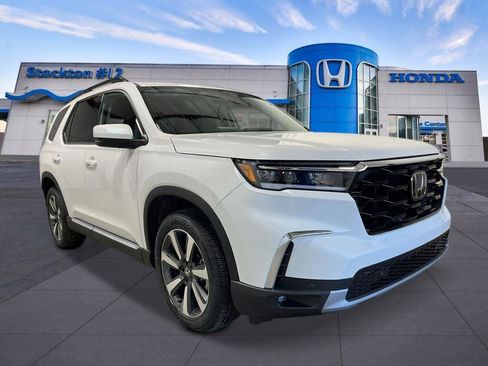 New 2025 Honda Pilot Touring image 9