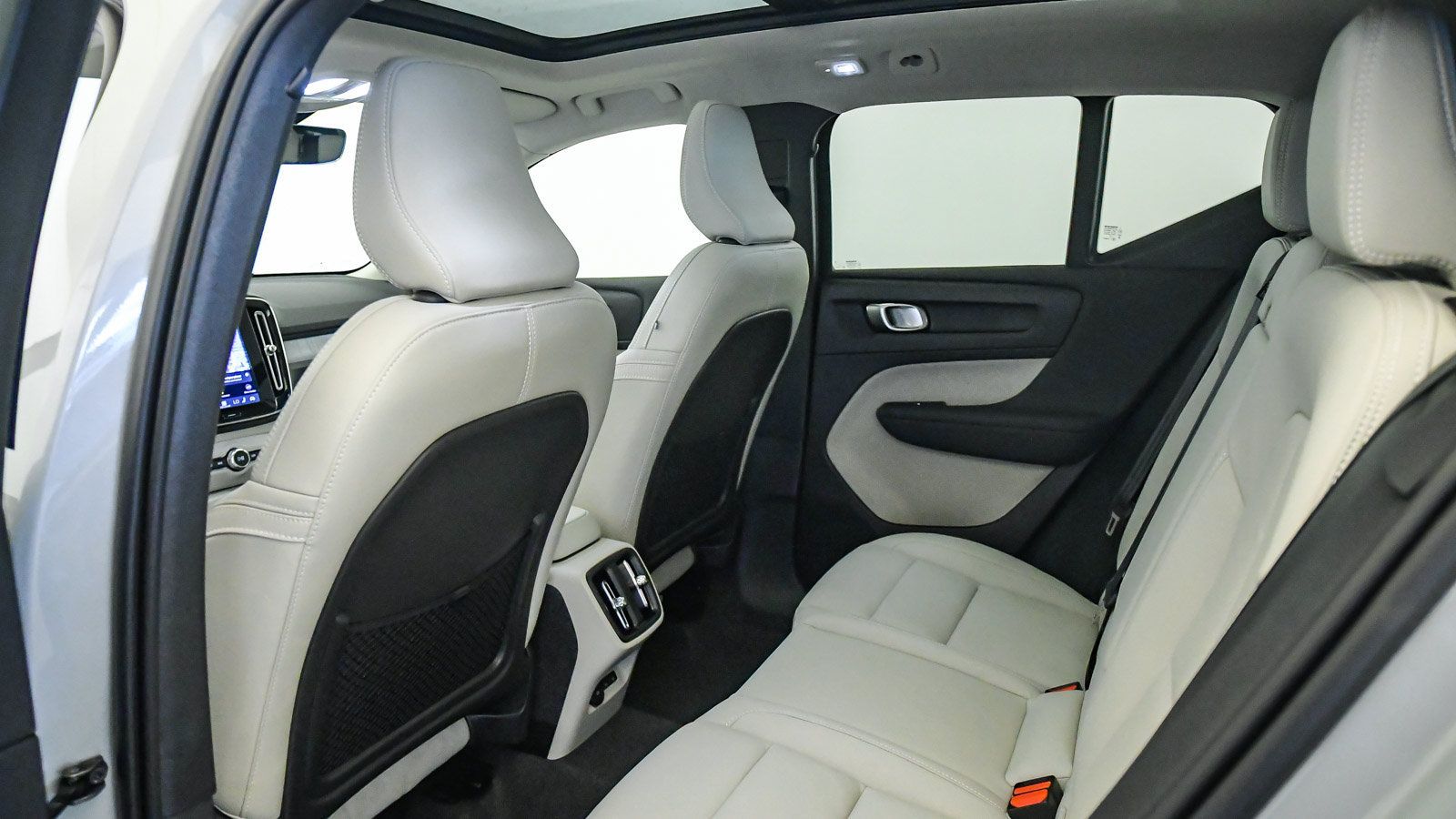 Certified 2026 Volvo XC40 B5 Plus w/ Protection Package Premier AWD/4WD image 19