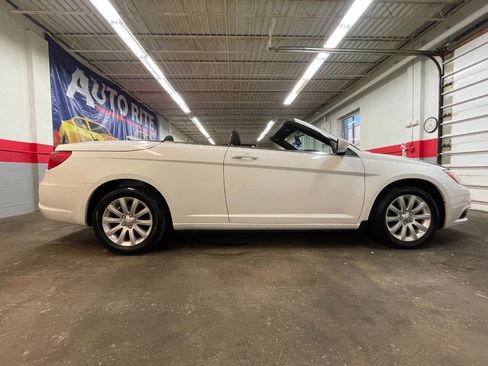 Used 2011 Chrysler 200 Touring image 2