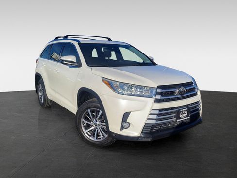 Used 2018 Toyota Highlander XLE image 4