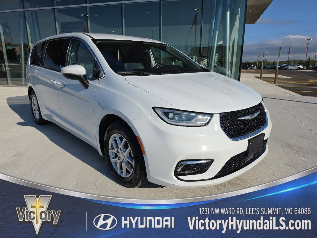 Used 2023 Chrysler Pacifica Touring-L FWD image 7