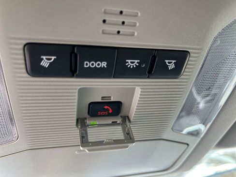 Used 2021 Toyota RAV4 LE AWD/4WD image 37