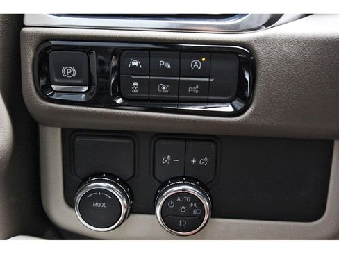 Used 2025 GMC Yukon XL Denali w/ Sun & Power Step Package image 20