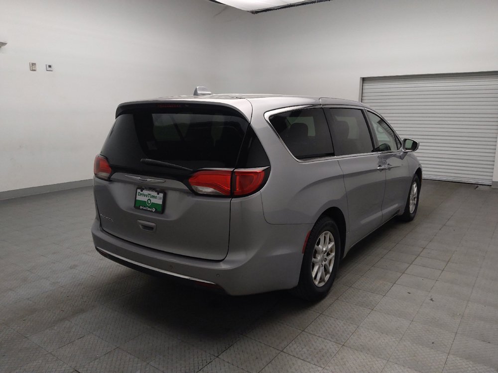 Used 2020 Chrysler Pacifica Touring FWD image 9