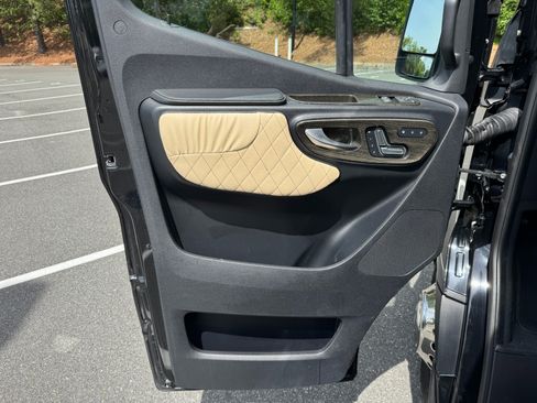Used 2022 Mercedes-Benz Sprinter 3500 image 29