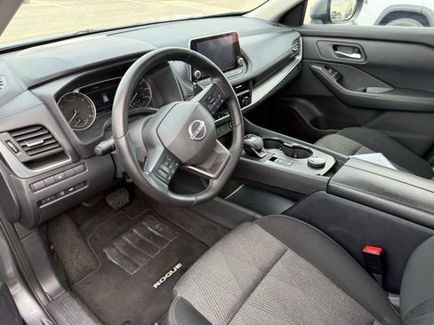 Used 2025 Nissan Rogue SV image 9
