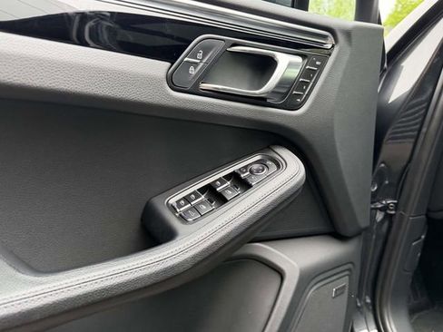 Certified 2025 Porsche Macan AWD/4WD image 19