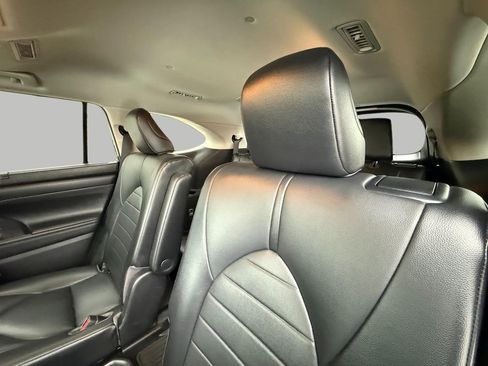 Used 2021 Toyota Highlander XLE image 27