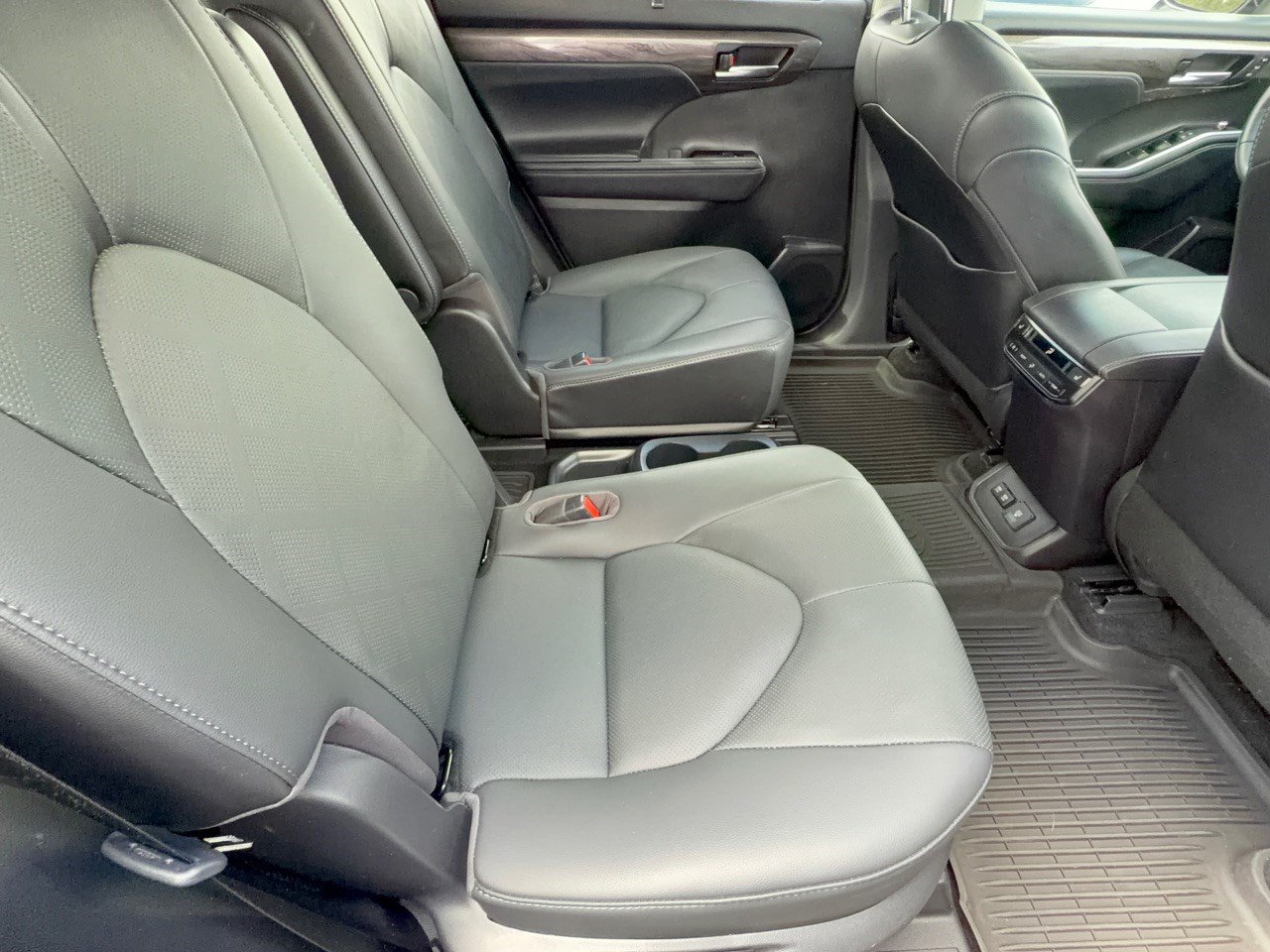 Certified 2021 Toyota Highlander Platinum FWD image 29