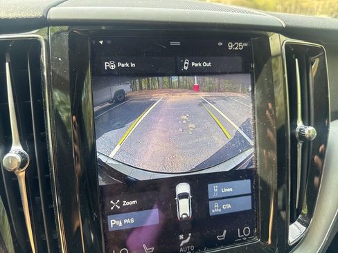 Used 2018 Volvo XC60 T5 Momentum w/ Vision Package image 5