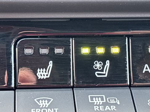 Certified 2025 Toyota Crown Signia AWD/4WD image 29