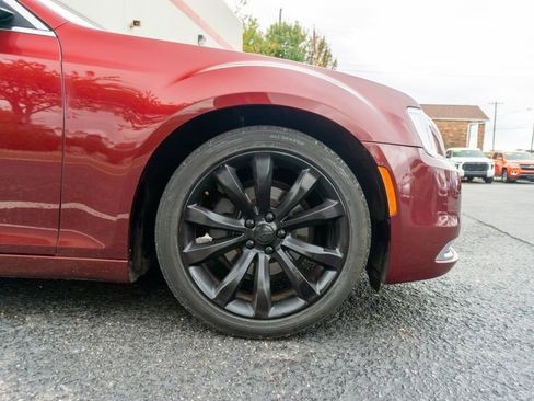Used 2018 Chrysler 300 Touring L image 5