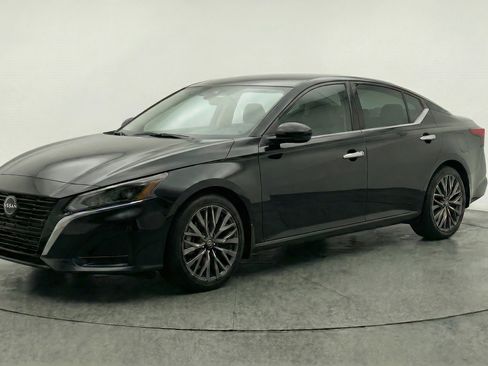 Used 2025 Nissan Altima 2.5 SV image 3