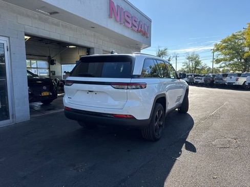 Used 2024 Jeep Grand Cherokee Altitude image 2