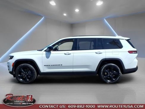 Used 2023 Jeep Grand Cherokee L Limited w/ Black Appearance Package AWD/4WD image 7