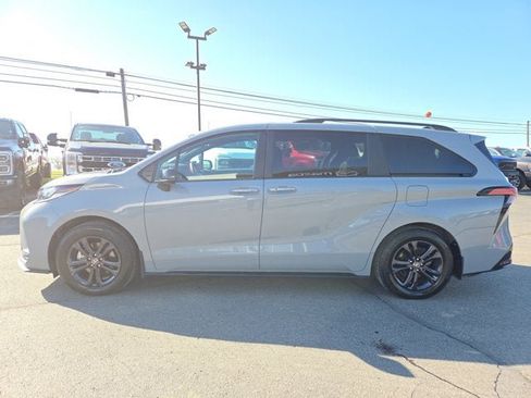 Used 2025 Toyota Sienna AWD image 3